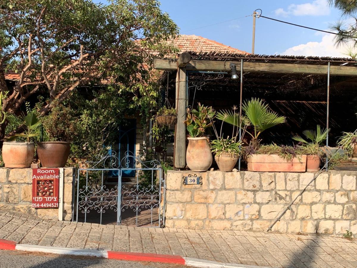 בית האבן העתיק מ-1885 עם מגונית פרטית בחצר Rosh Pinna Eksteriør bilde