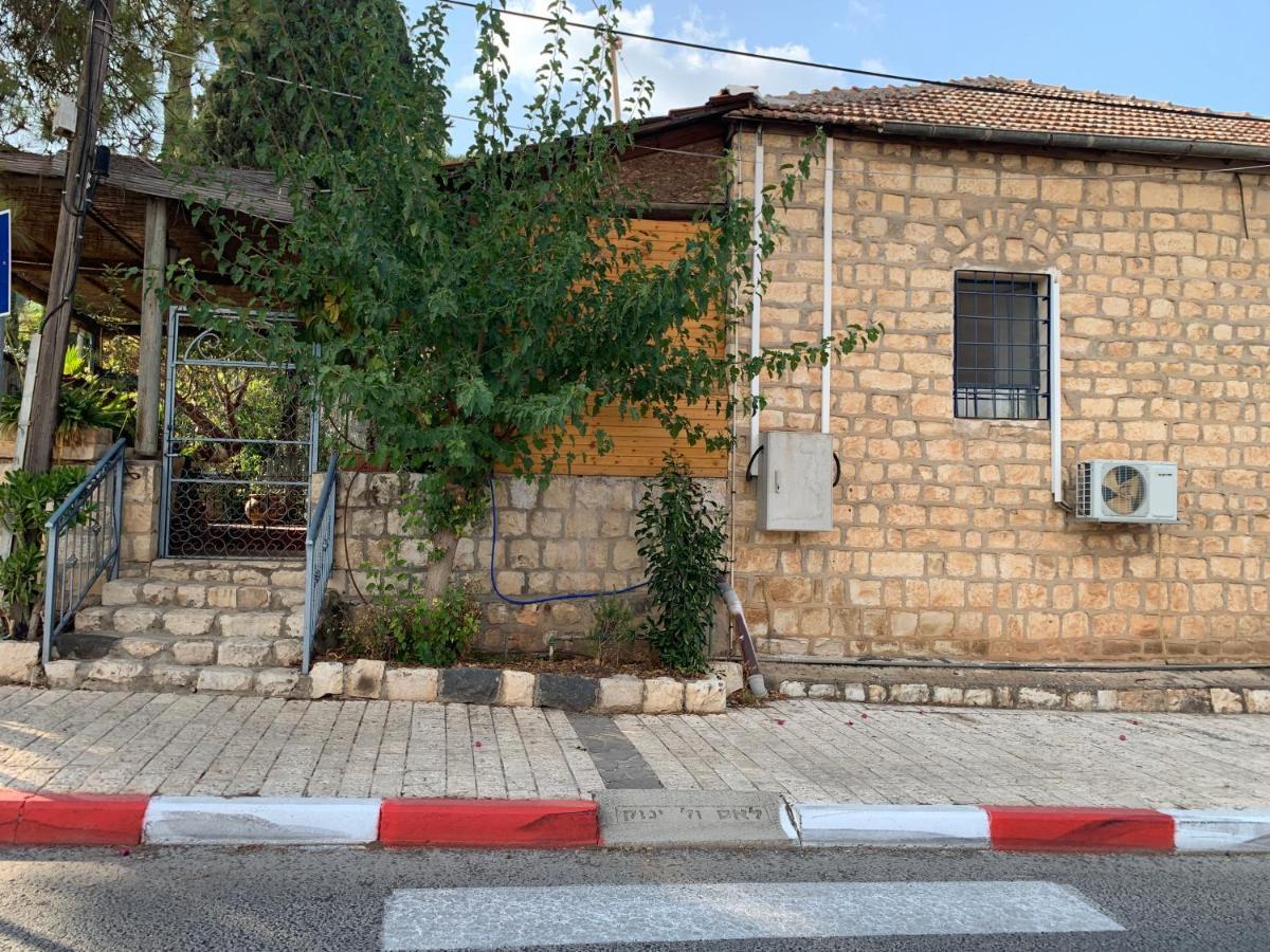 בית האבן העתיק מ-1885 עם מגונית פרטית בחצר Rosh Pinna Eksteriør bilde