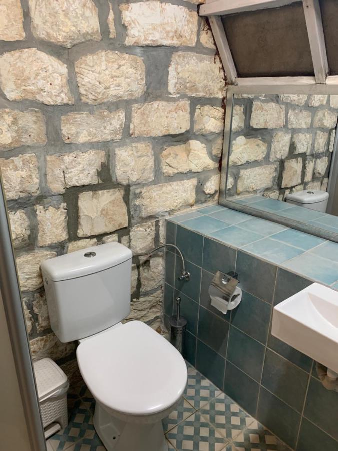 בית האבן העתיק מ-1885 עם מגונית פרטית בחצר Rosh Pinna Eksteriør bilde
