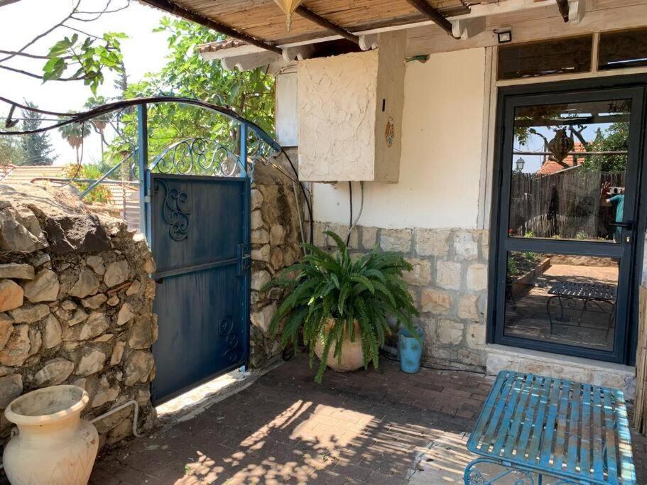 בית האבן העתיק מ-1885 עם מגונית פרטית בחצר Rosh Pinna Eksteriør bilde