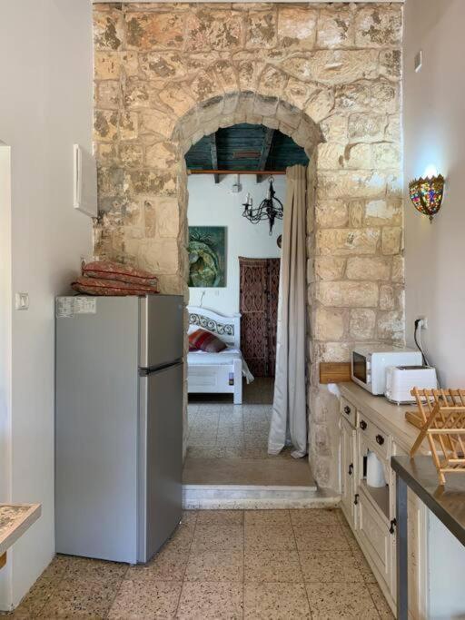 בית האבן העתיק מ-1885 עם מגונית פרטית בחצר Rosh Pinna Eksteriør bilde